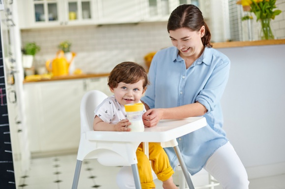 Okiem gastroenterologa: Mleko dla dziecka – jakie, kiedy i w jakich ilościach? Zdrowie, LIFESTYLE - Jakie mleko wybrać dla małego dziecka? Wyjaśnia dr n.med. Agnieszka Krzywicka, specjalista pediatra, gastroenterolog dziecięcy, ekspert BebiKlub.pl.