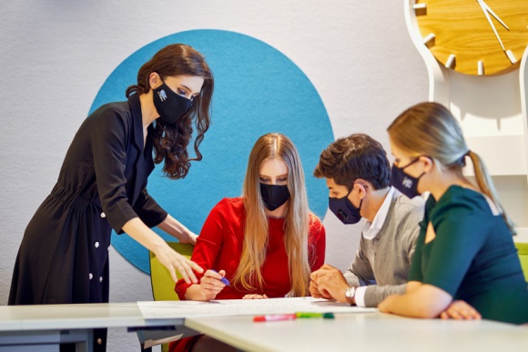 Czy istnieją maseczki dezaktywujące koronawirusy? Tak! Zdrowie, LIFESTYLE - Nowoczesna technologia chroniąca przed koronawirusem wkracza do Polski. Jej efektem są pierwsze na świecie samoodkażające się maseczki.