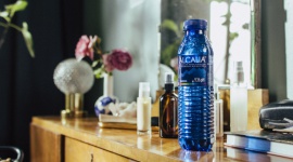 Dzień bez makijażu? Zadbaj o dobre nawodnienie i ciesz się piękną cerą! Zdrowie, LIFESTYLE - Odpowiedni makijaż jest jedną z tych czynności, które wykonujemy codziennie, najczęściej podczas porannej toalety czy szykując się na wieczorne wyjście. Ale czy równie skrupulatnie pamiętamy o piciu wody w ciągu całego dnia?