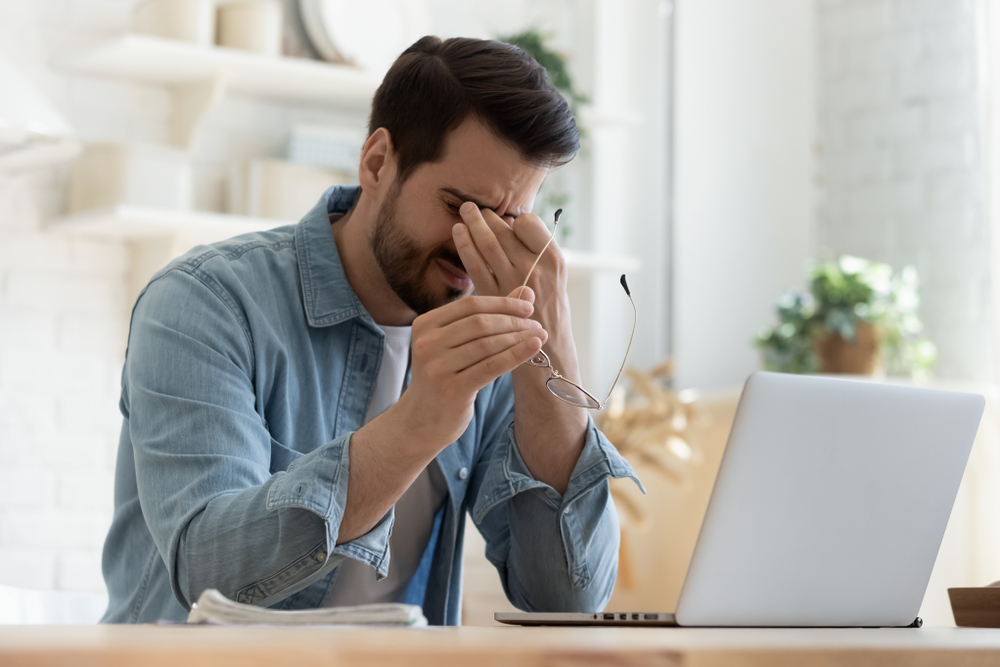 Czujesz, że Twoje oczy są zmęczone? Pomogą nie tylko krople!